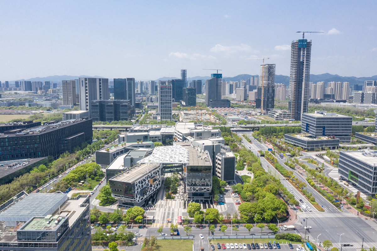 请创作以杭州的滨江高科技园区为例并且有1简述创新集群概况2分析创新集群类型形成模式3分析创新集群中的创新及知识产权4分析创新集群的集群经济特点及形成原因5 分析创新集群对当地经济发展的贡献对集群知识产权工作提出建议6 对创新集群和集群经济发展的认识体会6大板块的创新集群报告要求总字数为3200字