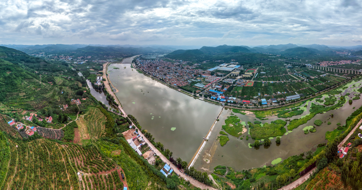 帮我把以下这段话降重：研究区内分布诸多大小不一河流均发育于鲁中山区属于中短源类型。主要包括：胶莱河、白浪河、小清河、弥河和潍河。白浪河和虞河为研究区内浅部地下水补给源。白浪河干线全长127公里流域面积1237平方公里发源于沂山北麓官庄乡经诸城、高密、安丘、坊子、寒亭、昌邑六个区县从昌邑下营镇东流入海主要支流包括白杨河、大圩和等。虞河全长65公里流域面积889平方公里发源于安丘市许营流经坊子、奎文经央子镇利渔村汇入莱州湾主要支流包括富康河、夹沟河、瀑沙河及浞河。