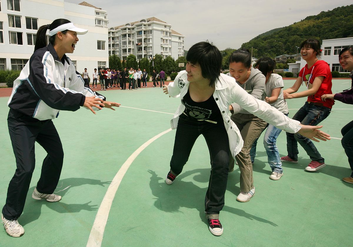 躲避球的诅咒：体育社团成员敦志变身女生的奇幻故事