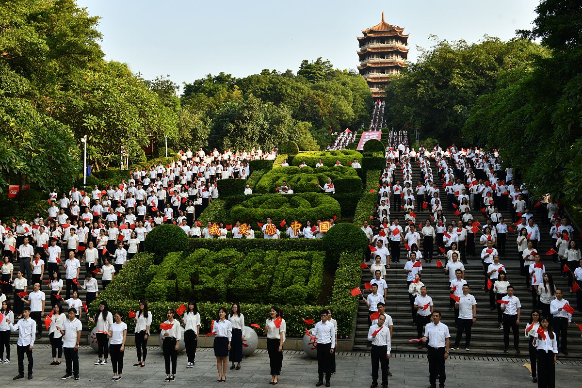 初中生演讲稿：无愧国旗红，丹心献祖国
