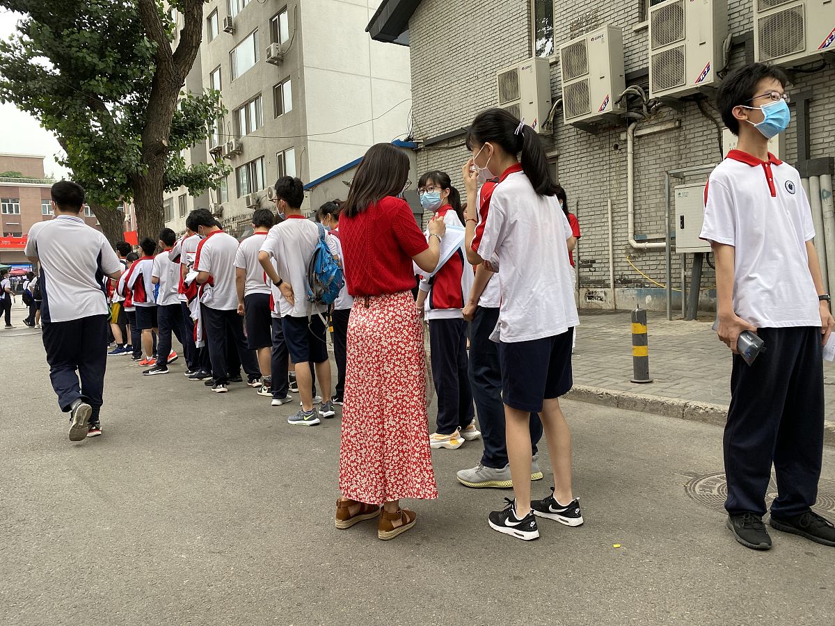 2020年7月17日,北京中考开考,第五十四中学门口迎来了大批参加中考的