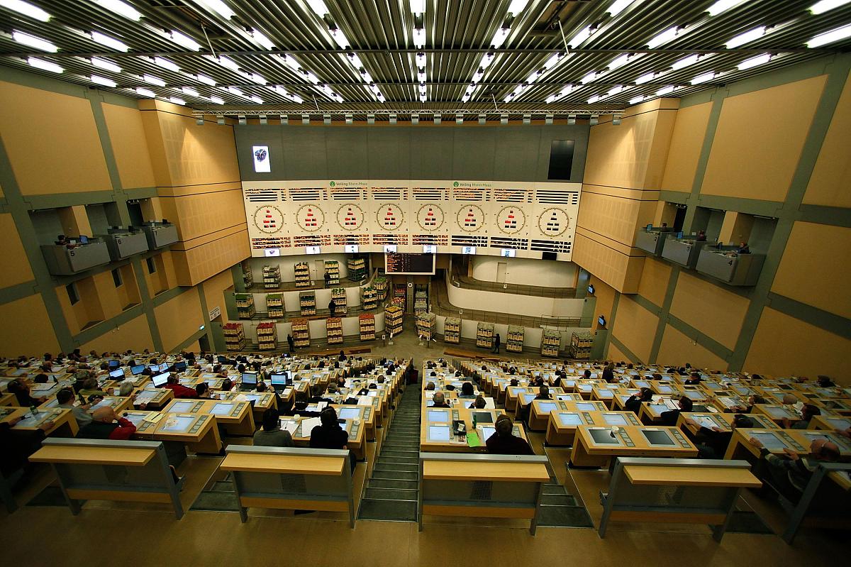 2012年2月9日,德国施特拉伦,商人们参加鲜花批发拍卖会.情人节是德国