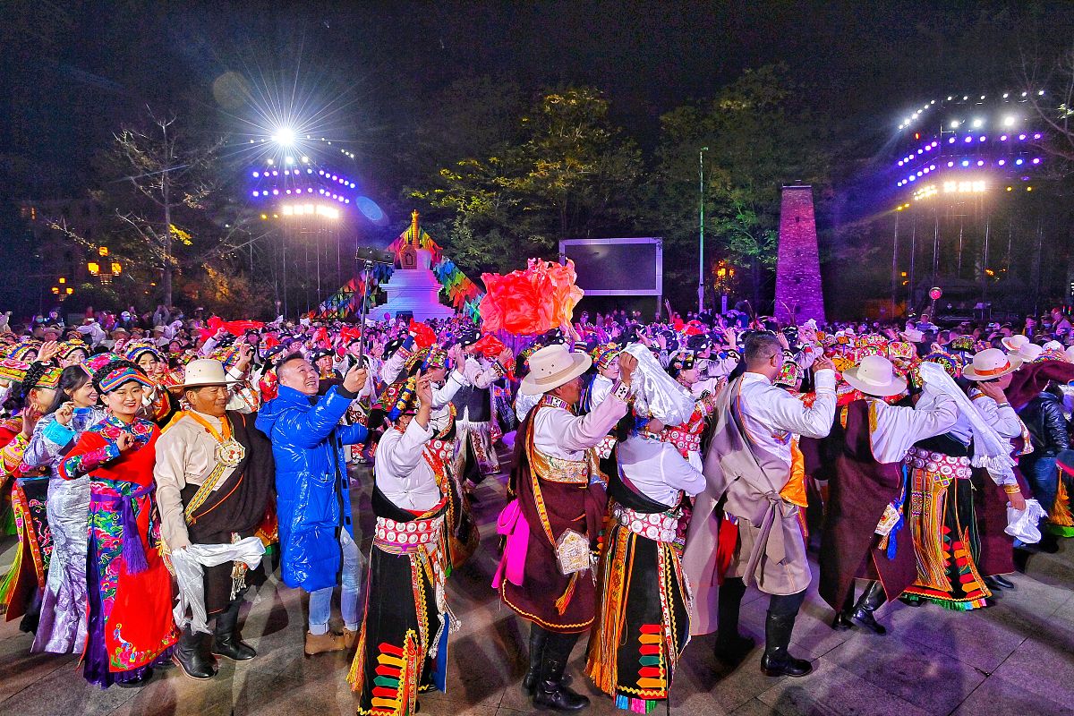 迎新之夜：精彩节目与互动游戏点燃新年激情！