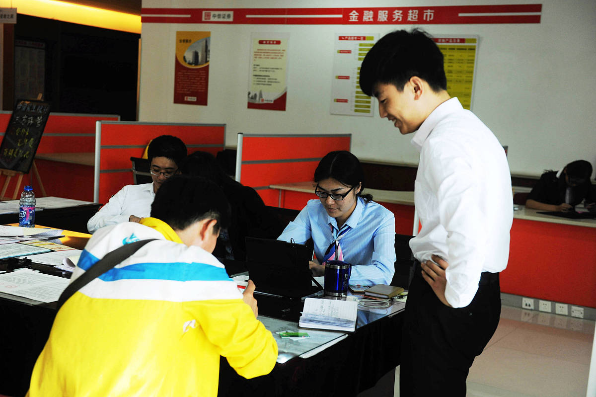 你的角色是中信银行理财服务岗位的实习生，写一篇中信银行理财服务岗位实习报告的摘要心，不能直接抄袭他人观点和概念。