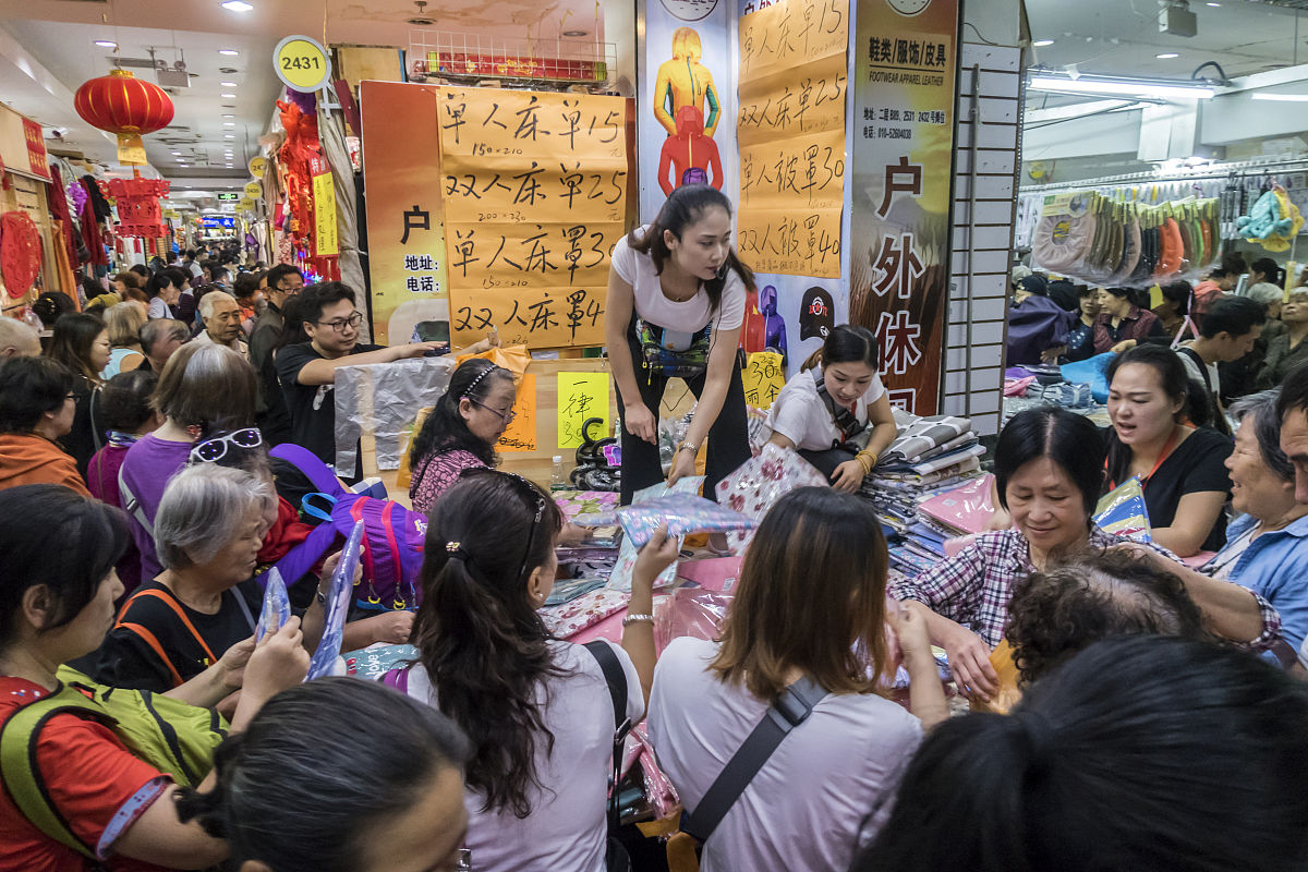 2018年9月28日,北京,开业20年后,官园批发市场今天午后开始撤市,市民