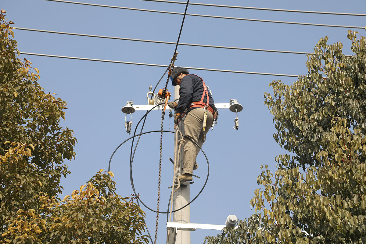 10千伏高压线在什么样的工作状态下下离地面距离最近帮我用200字详细描述