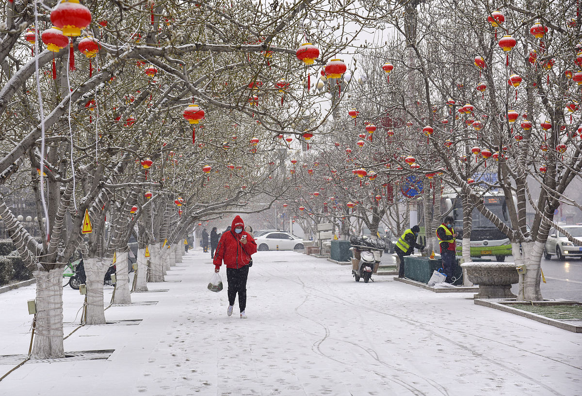 2021年1月25日,北京,迎降雪天气,雪中的红灯笼在白雪映衬下格外好看,