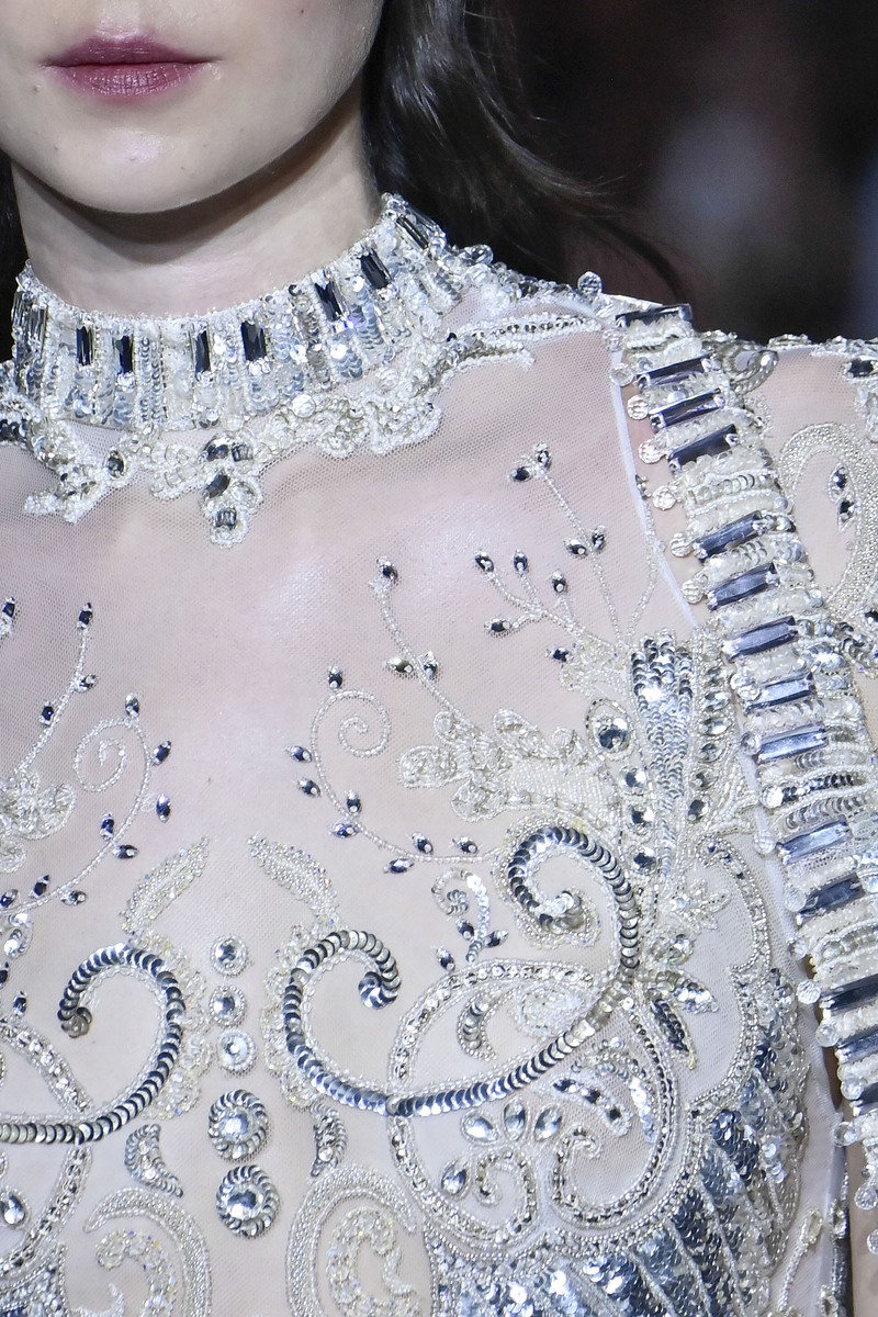 服装设计专业当前采用钉珠绣珠片绣大体风格为洛可可艺术风格制作服装论文题目《钉珠绣在现代服装设计中的应用研究》写一篇论文目录