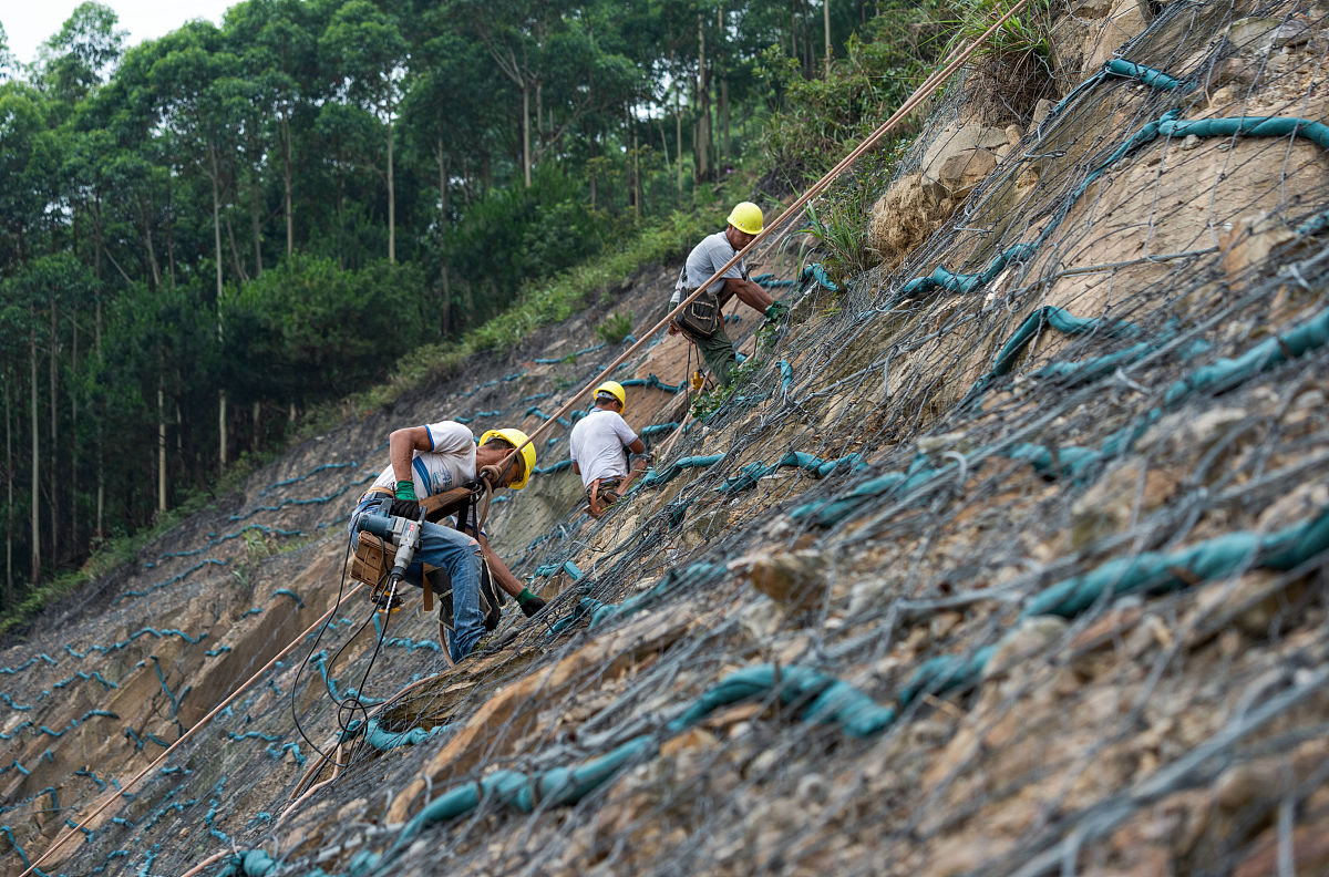 影响边坡稳定的因素分析
