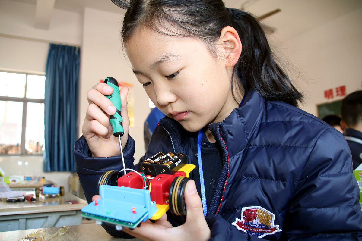 2019年12月7日,选手们在江苏省苏州市青少年电子制作比赛上角逐.