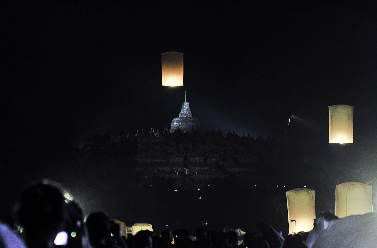 当地时间2018年5月29日,印尼马格朗,佛教僧侣与信徒在婆罗浮屠寺放飞