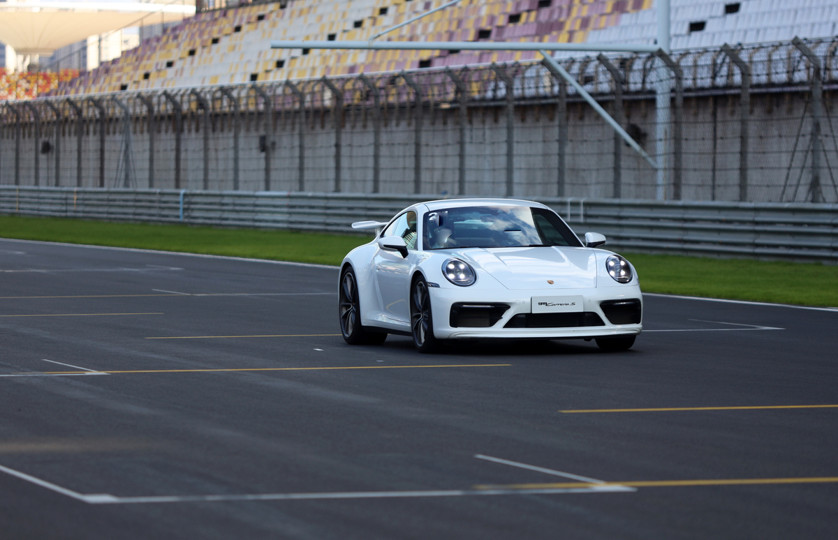 保时捷911: 经典跑车之王 - 历史、车型及性能解析