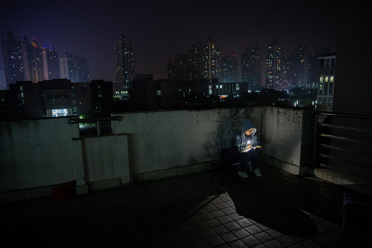 翻译It’s night and I’m sleepy but I’m not allowed to sleep We have to evacuate the city and run away in the night like convicts Where to I don’t know; but I do understand that flight has suddenly become