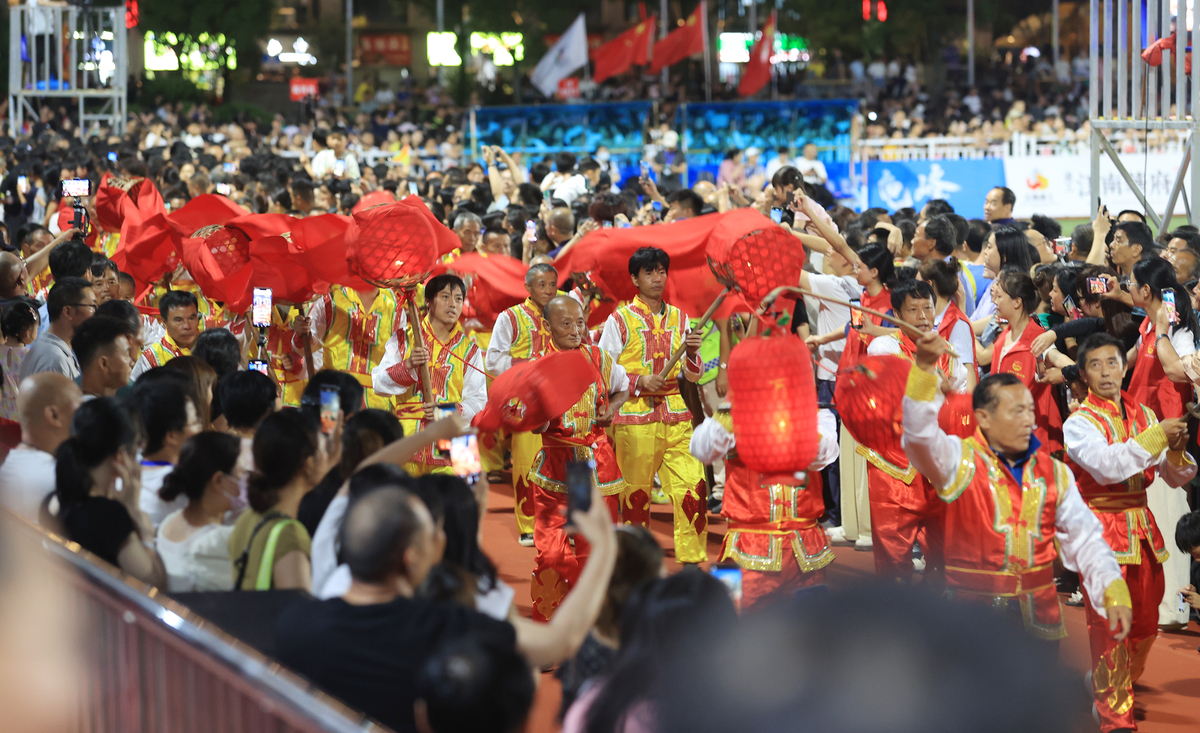 岑溪市上灯节：传承百年传统节日文化