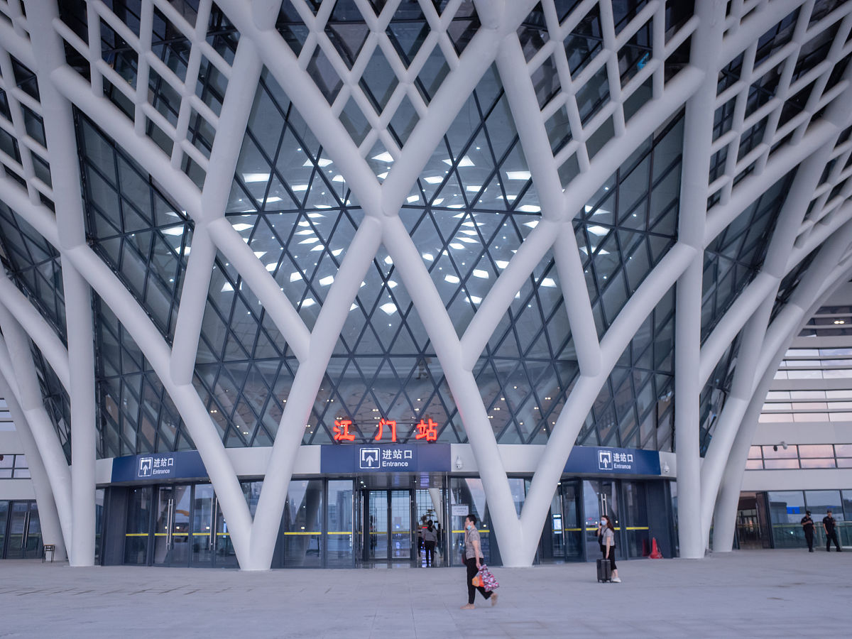 成都市高铁学校是否包分配？