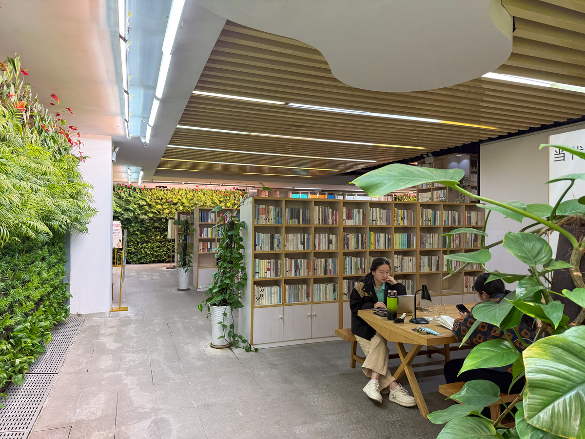 2026年3月30日,河南郑州,纸的时代书店以"自然阅读"为