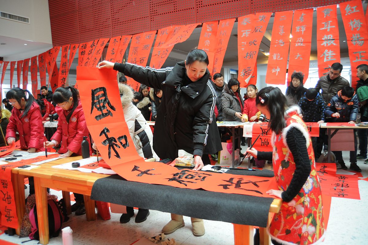2018年2月3日, 山东烟台,小小书法家在"金犬报春翰墨飘香"活动现场书
