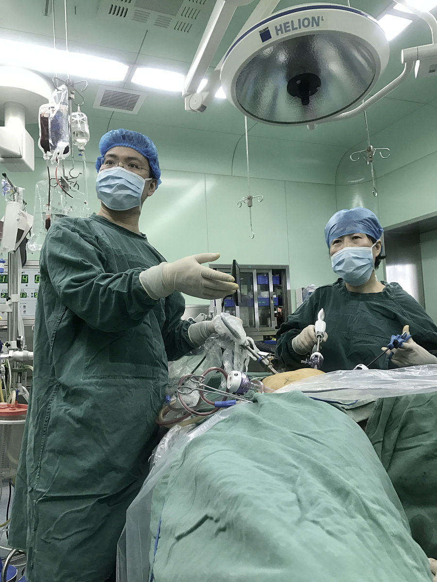 描写一段主任医师在做肾脏手术时力挽狂澜的细节对话