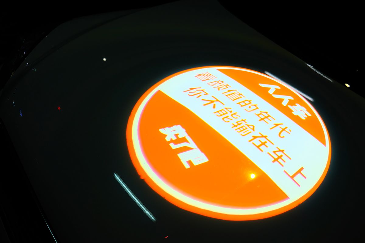 上课意外发现笔油像惊讶表情，如何幽默风趣配文？