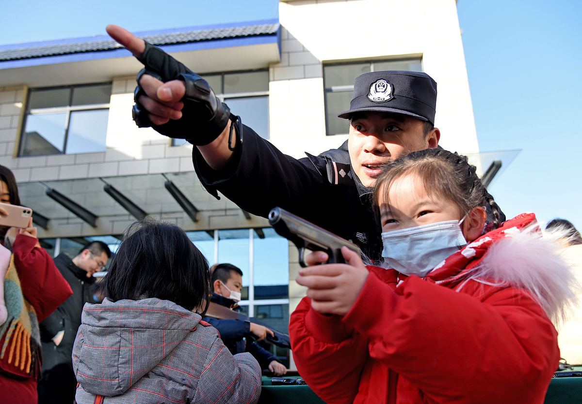 2021年1月9日,江苏连云港市海州区新南派出所,警娃在体验枪械的使用方