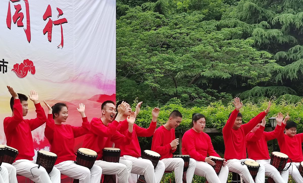 2021年5月22日,武汉市美好家园心智障碍人士家庭中心的"心青年"们表演
