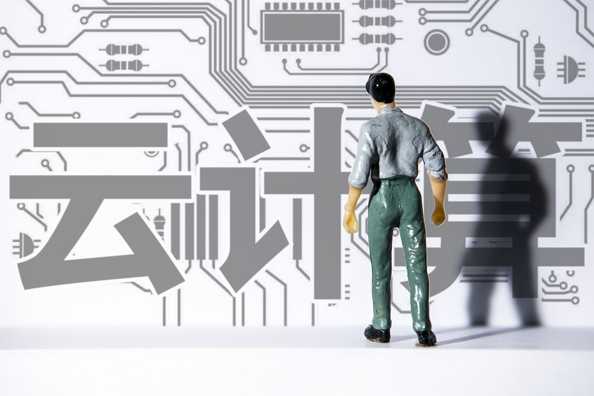 2023年5月30日我倾听了互联网大咖陈员外关于求职的富有启发性的讲座他向我们分享了他的职场经历其中有他自己对职场的一些经验分享这对我们而言是有实用价值的值得我们去学习。陈员外曾在微信、阿里、拼多多等核心算法任职这足以说明他自身能力的突出所以在听这次的讲座后我有了一些启发。首先作为大学生我们不能读死书要有意识地去了解与工作相关的东西正如陈员外给我们介绍的那样互联网行业动态变化无常就业形势严峻我们需