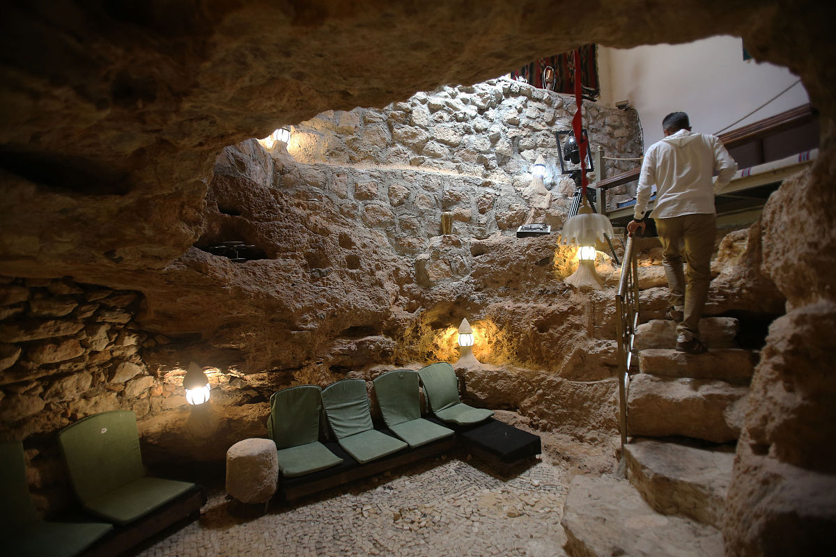 当地时间2021年8月19日,约旦安曼,"mrah salameh"餐厅由洞穴改造而成,
