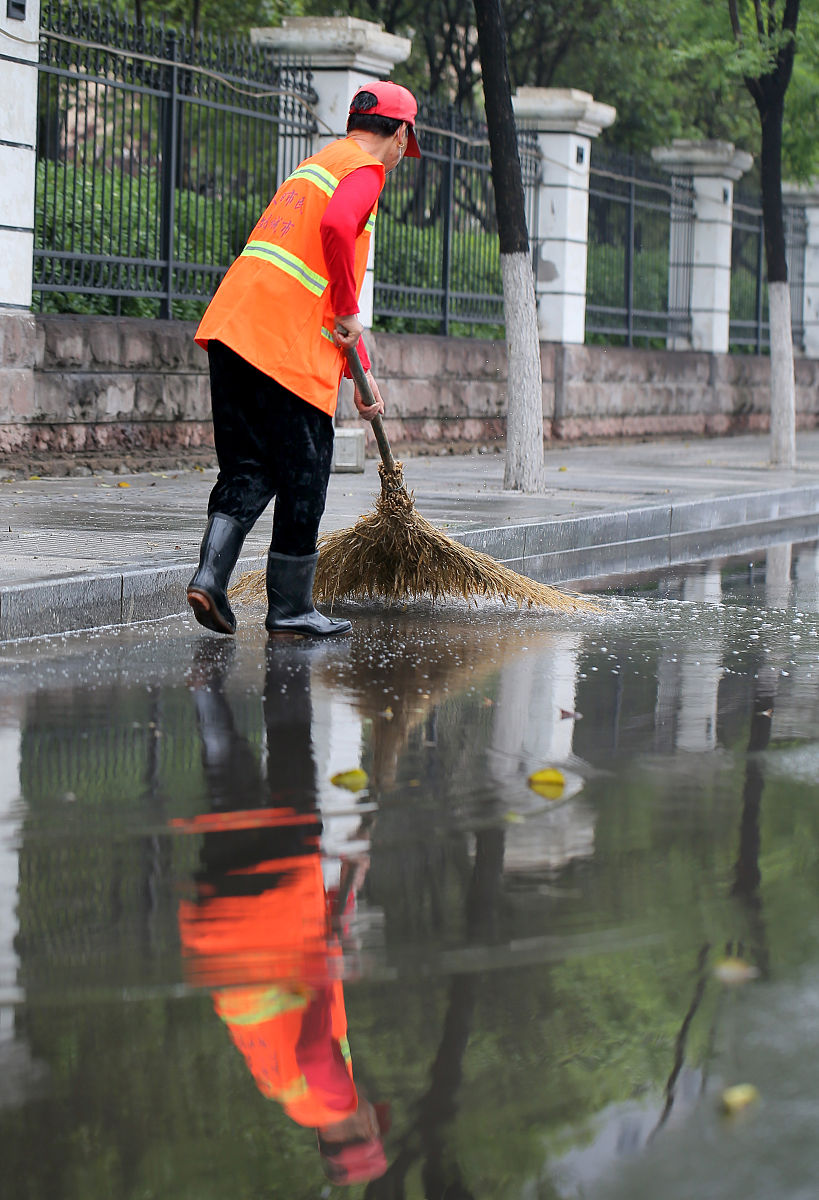 环卫工人清洁雨水箅子的过程200字