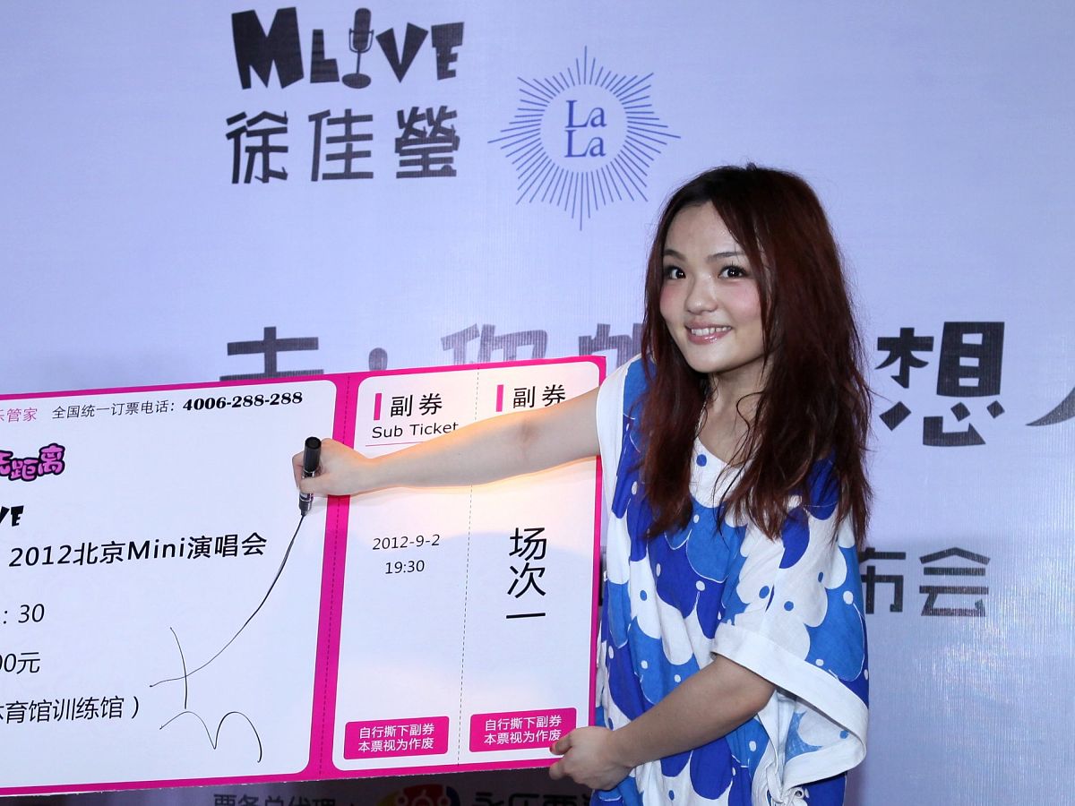 理想是人生的指南针是我们前进的动力源泉。在人生的道路上每个人都有自己的理想而这个理想也成为我们不断追求、奋斗的目标。对于我来说理想是我前进的方向是我一直以来努力追求的目标。 首先我的理想是成为一名成功的企业家。我一直认为创业是一种伟大的事业它可以带给人们实现自我价值的机会并且也可以为社会做出积极的贡献。我希望能够有自己的公司开发出有用的产品和服务为人们带来便利和幸福。在这个过程中我会不断地学习和