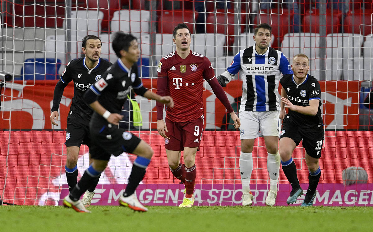 生成一个AE脚本使所选图层位于合成中央且支持中文版AE