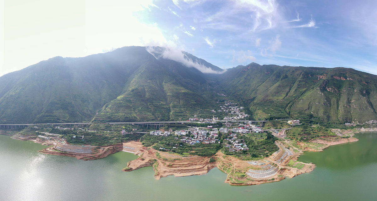 金沙江滨江旅游城市宣传语：尽享奇遇，玩转江畔
