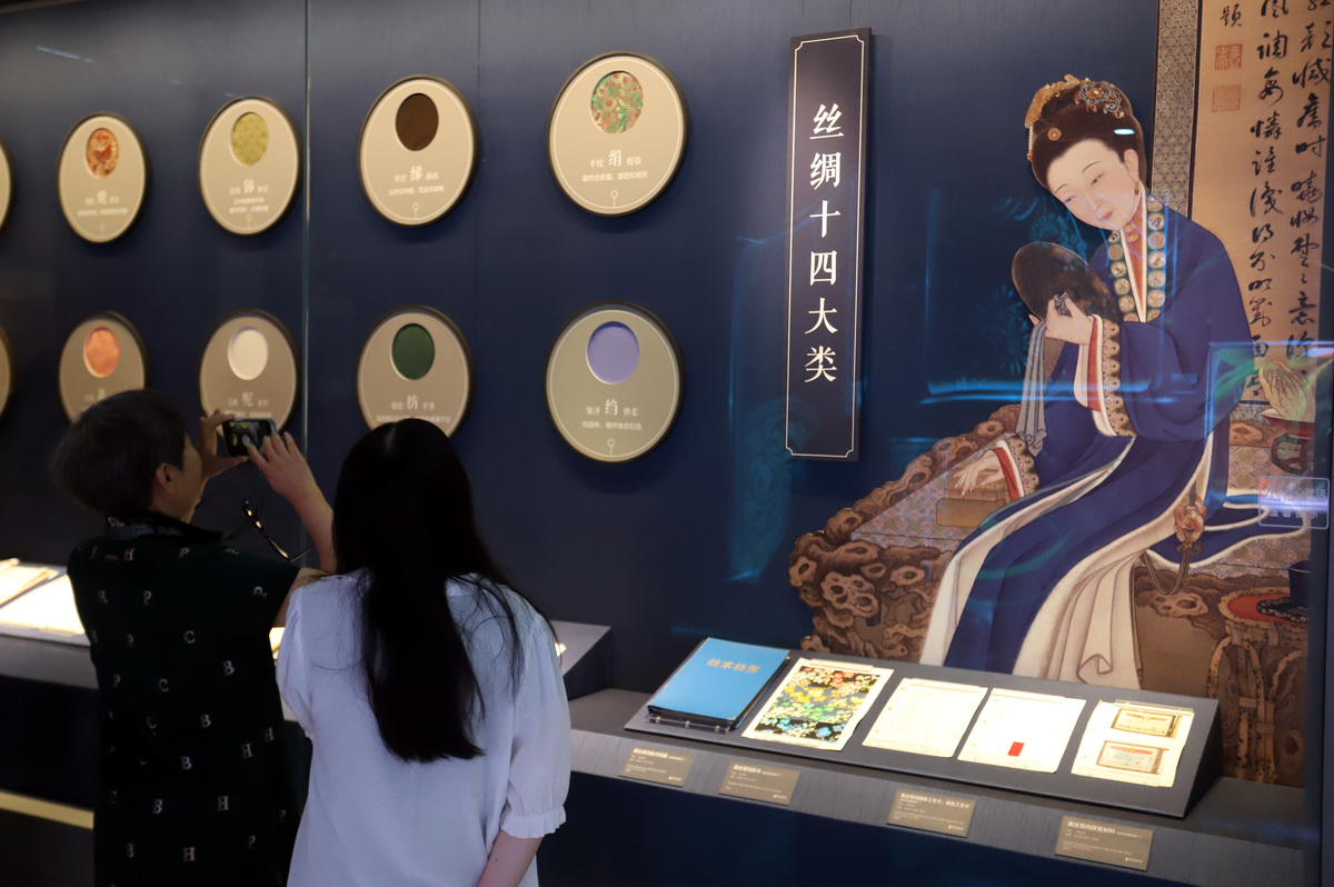 概述：为改变故宫及其展品高冷的新形象。神秘的刻板印象故宫新媒体运营以打破固有形态为导向打造优质内容在互联网时代形成了活泼亲民、接地气的故宫新形象。故宫在运营中推送自黑反差萌的文章、文案和表情包利用故宫的衍生路径进行精心的创意制作年轻人喜欢的文创产品、影视纪录片和综艺节目吸引大众的注意力和关注度。同时通过文字、音频、视频、动漫等多种形式综合性表达通过H5或者小程序加大与公众的互动。例如故宫会制作萌萌