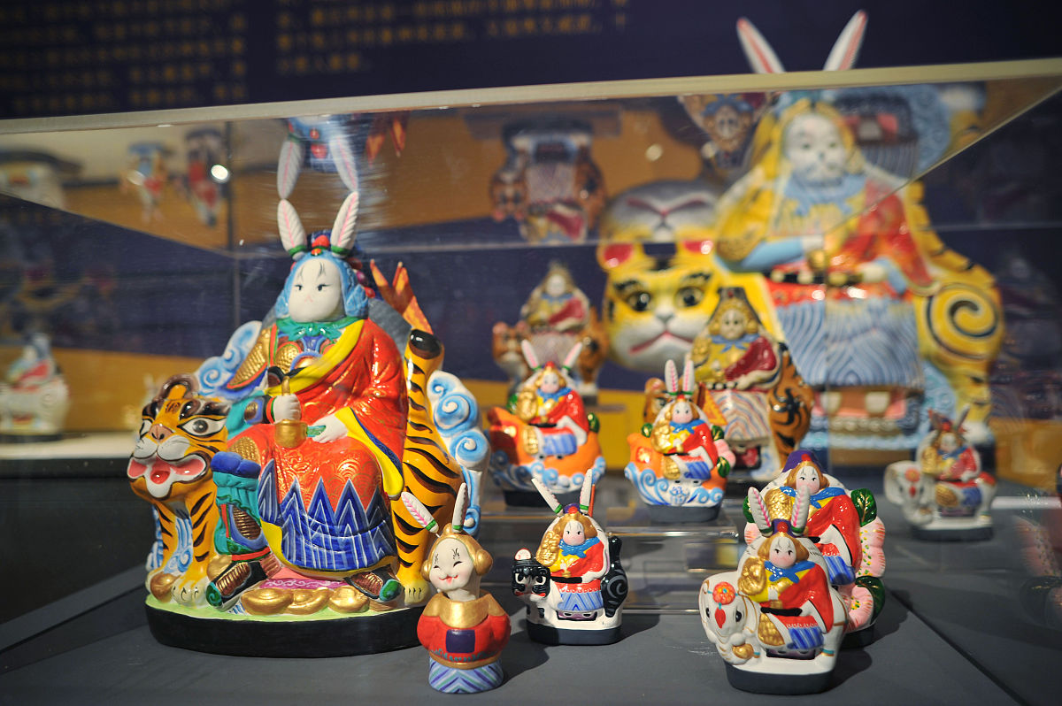 2012年7月1日,北京,在中国美术馆展出的大器"玩"成——中国美术馆藏民