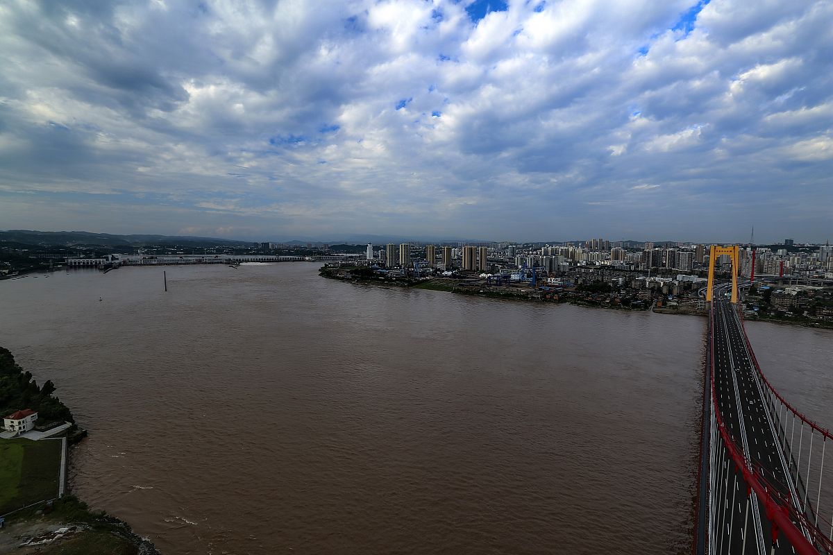 2016年7月4日,湖北宜昌市,横跨长江的至喜大桥建设进入尾声.