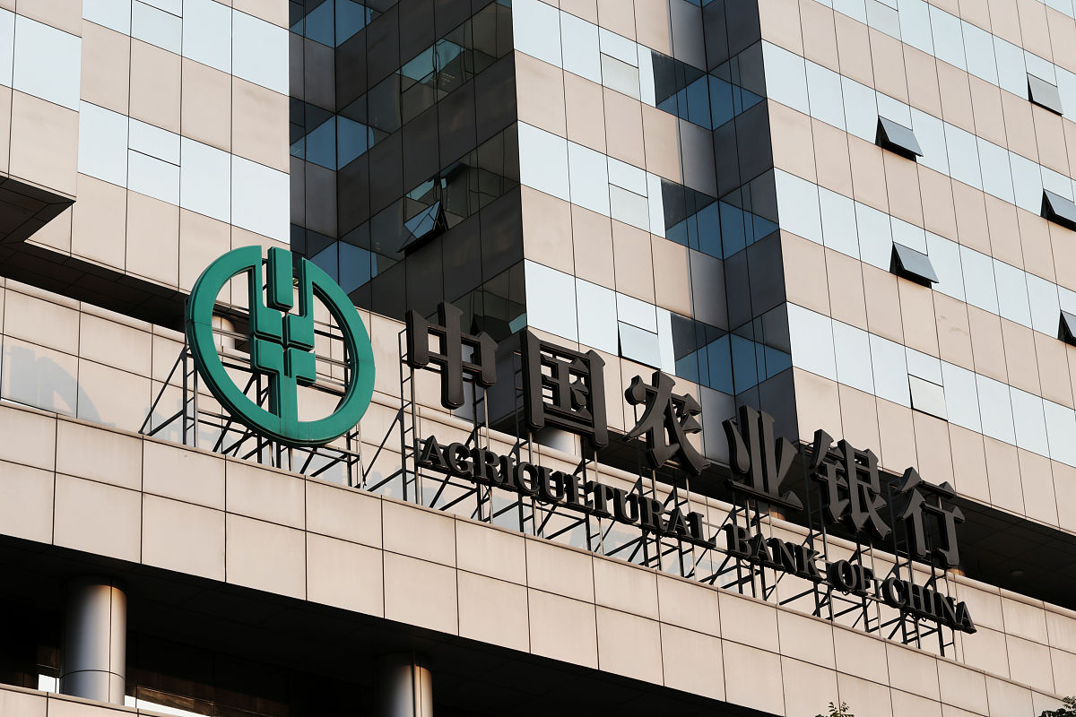 中国农业发展银行是一个政治立场明确的企业更应该对出入境进行严加管理。作为软开中心的一员我更应当不断强化纪律观念和组织观念深刻认识到擅自违规出国境不是小事私事而是事关纪律规矩的大事公事。 自觉遵守我行出国境管理有关规定绝不能说走就走让遵规守纪成为一种政治自觉、思想自觉、行动自觉。