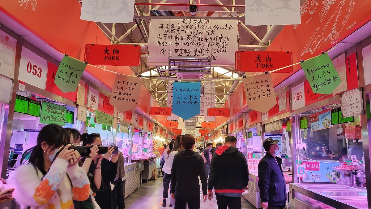 2021年5月5日,北京三源里菜市场成了"民以食为天"的展厅,近百幅著名艺
