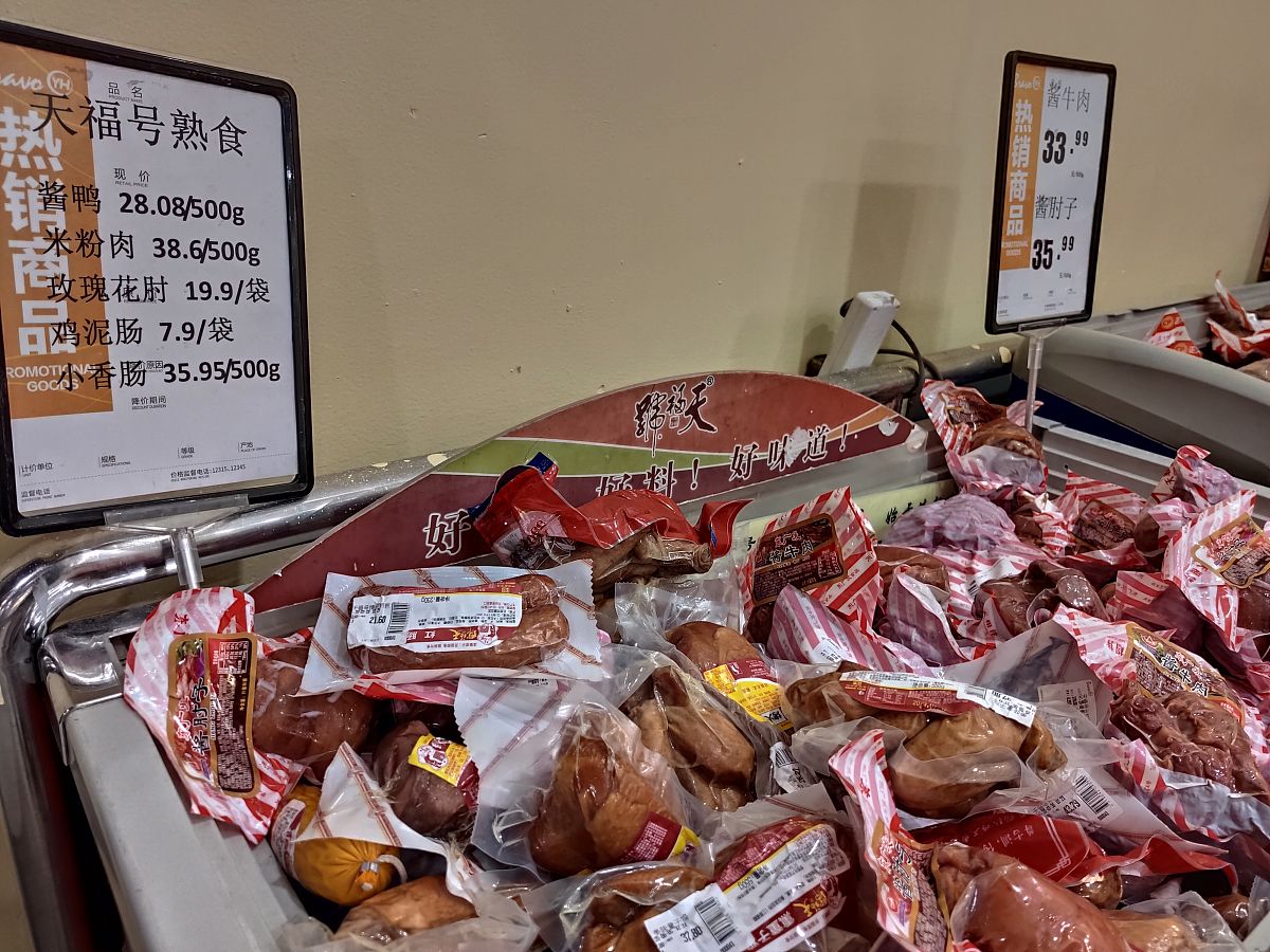 题目：对福喜事件产生原因的食品化学解读摘要：福喜事件是指2014年7月20日上海电视台曝光了上海福喜食品有限公司使用过期变质肉类加工为快餐原材料。上海福喜食品有限公司无视鸡肉等产品的保质期将大量过期的鸡肉、鸡皮等原料重新返工经过绞碎、裹粉和油炸等工艺后制成麦乐鸡等产品重新出售。同时该企业还将霉变、发绿、过期7个多月的牛肉再切片使用。论文大纲：I 福喜事件概述A 福喜事件经过B．劣质肉类对人身体健康