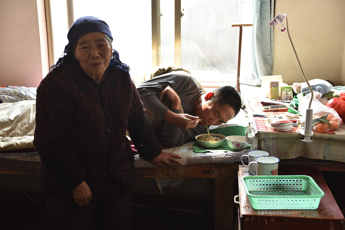 这只饭盒，曾经洁白无瑕
如今已渐渐泛黄
它见证了我上学时光的温馨记忆

那时，爷爷总是早早地起床
为我准备好丰盛的饭菜
装进这只饭盒里
让我带到学校享用

周末时，爷爷还会耐心地教我做菜
手撕鸡、苦瓜炒牛肉、白萝卜鲫鱼汤......
这些菜肴如同珍珠般串联起我们的亲情

文艺点的说法