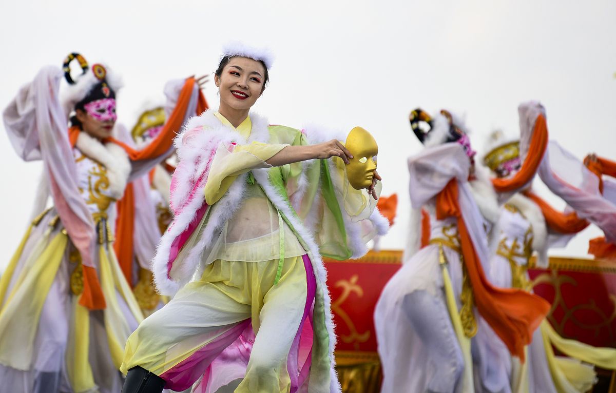 2020年9月24日,演员在大型契丹民族风情实景剧《相约辽上京》中表演《