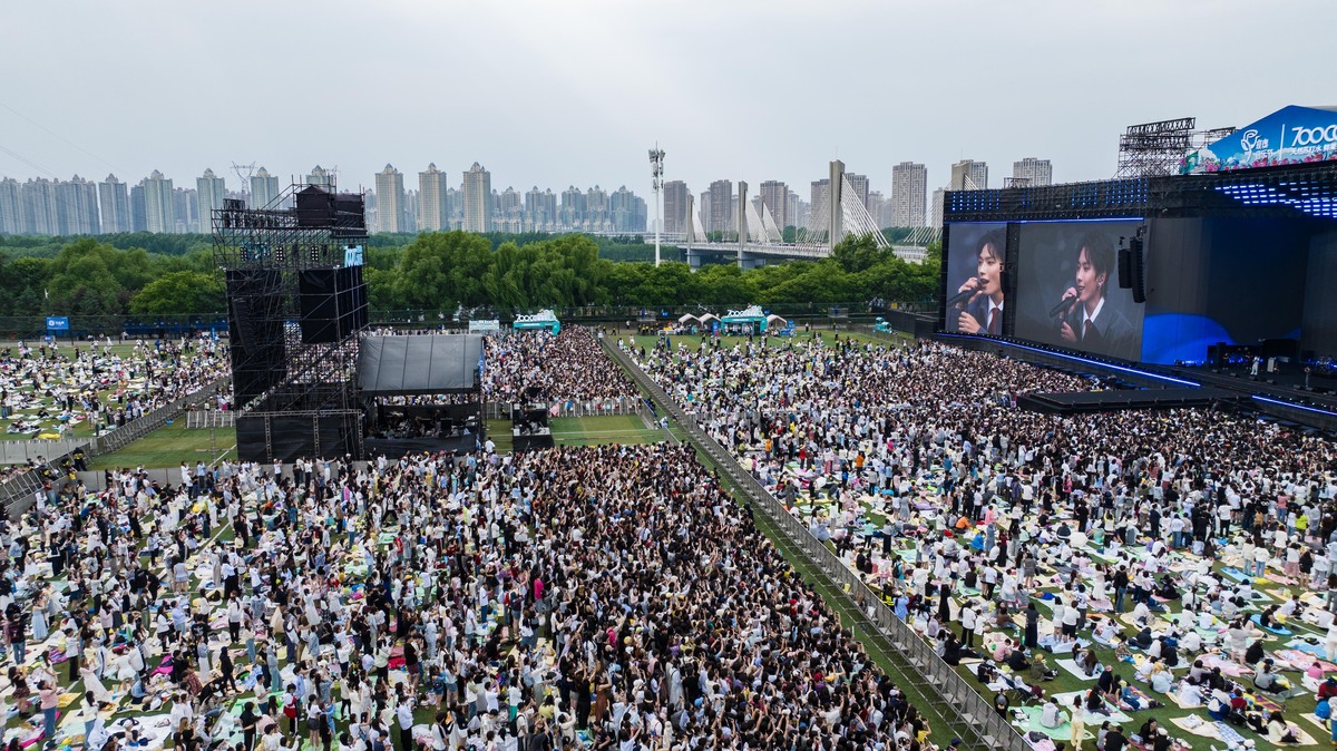 根据题目自燃而然的夏天草坪音乐节策划案活动对象：中央民族大学附属中学全体高二同学来具体分析其活动目的写一段话