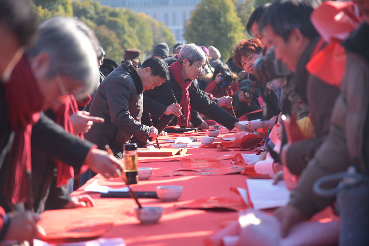 2018年2月3日,在徐州市泉山区科技文化广场,书法家现场为市民书写春联