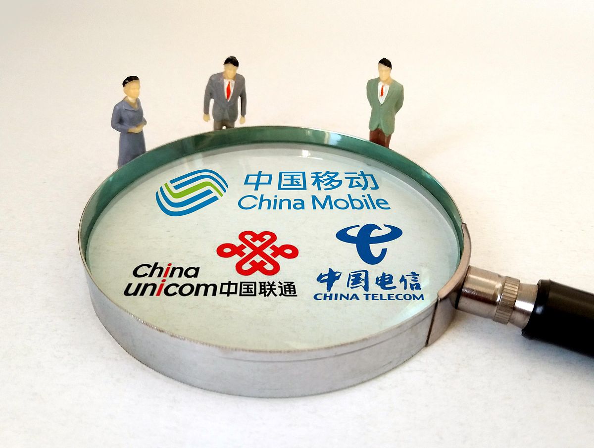 国内三大运营商在近十年来所面临的机遇与挑战。