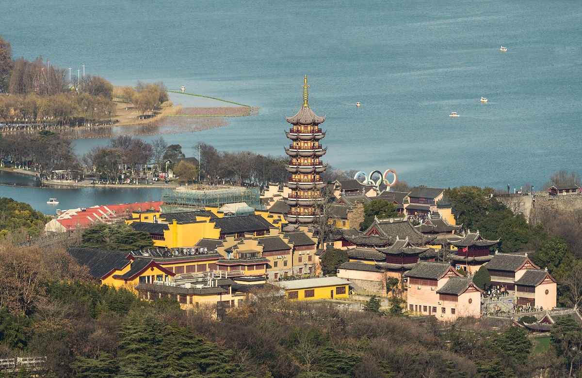 2021年1月1日,南京,远眺暮色中的鸡鸣寺.