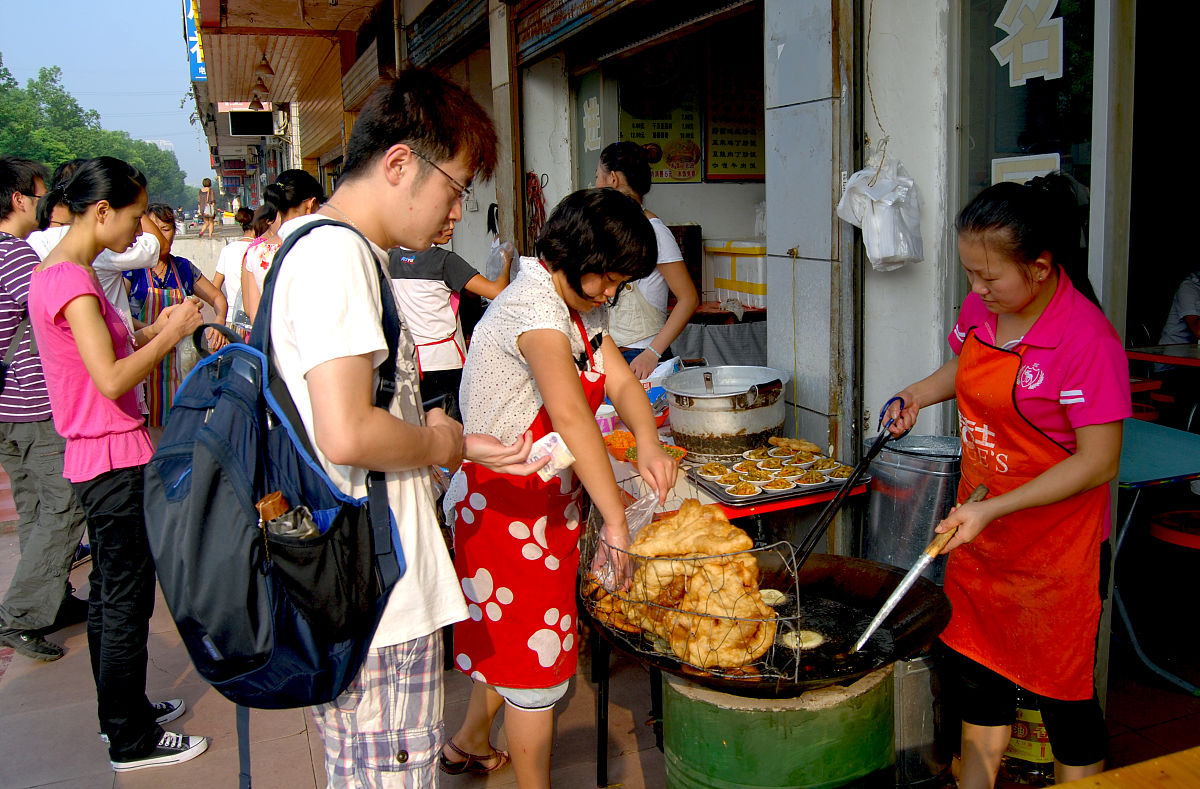 三年级学生乱吃路边摊拉肚子一整天，痛苦经历告诉你饮食卫生的重要性！
