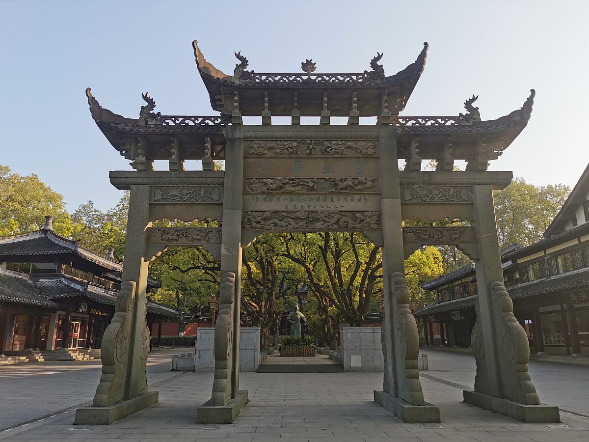 2021年4月10日,杭州岳王庙岳飞塑像.