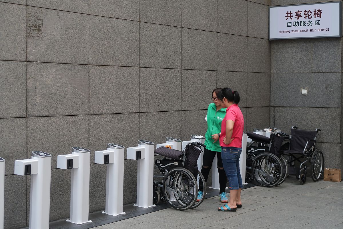 郑智化“连滚带爬”登机背后：中国机场无障碍服务为何十年难进化？