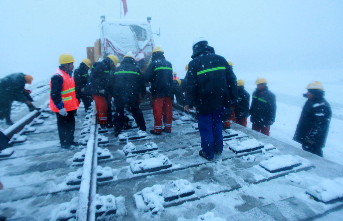 检查书写错误用词不当等：自1964年世界上第一条高速铁路新干线诞生以来由于其载客量高耗时少安全性高正点率高乘坐舒适和能耗低等优点高铁正式迈入蓬勃发展的阶段高速列车因此成为了各国学者研究的热门领域。然而在高速列车的众多研究方向中高寒环境下的列车转向架积雪防治问题却一直备受关注。为避免转向架积雪对列车正常运行带来隐患 许多国家采用转向架上局部防治措施1主要有：挪威在BM71列车的一系悬挂装置和电缆上安