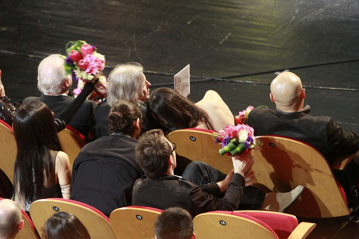 巴菲特股东大会成热门求婚地：爱情与投资的完美结合