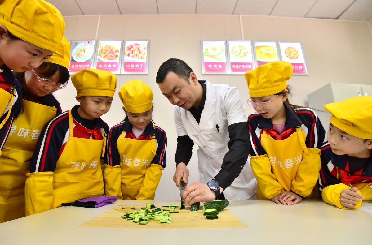 2023年4月10日,河北邯郸,丛台区春光小学里,学生在的