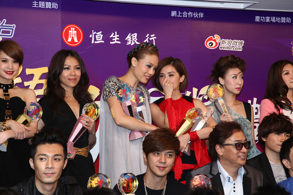 内娱选秀艺人现状：浮华背后，真实之路在何方？